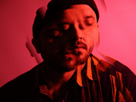 El Otro Sebastian crea una metafora sobre la musqueda de la felicidad con Hey! (Versión Playa)