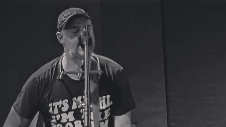 Yard Sign emerge como un fenomeno viral de  folk punk, vida, amor,  pérdida y Star Wars