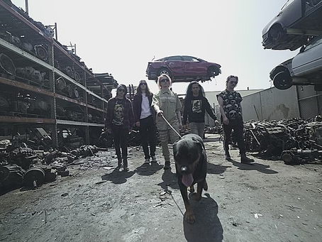 LOVE GHOST Y TEEAM REVOLVER PRESENTAN EL PERRO GRANDE