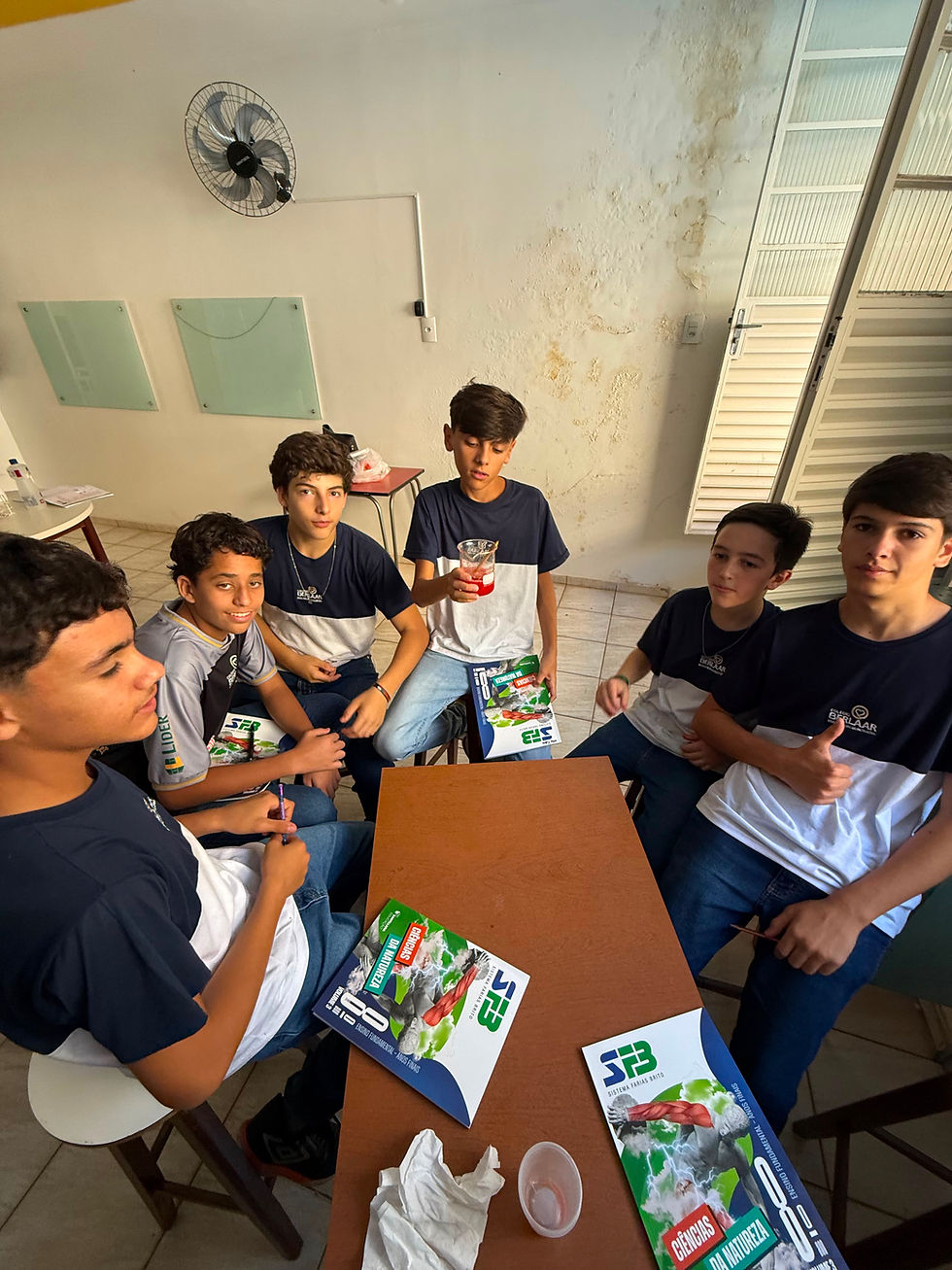 🧬🍓 Ciência na prática: alunos do 8º ano extraem DNA do morango