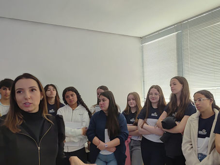 Feira de Profissões: Estudantes do 1º ano vivenciam a rotina de um laboratório clínico