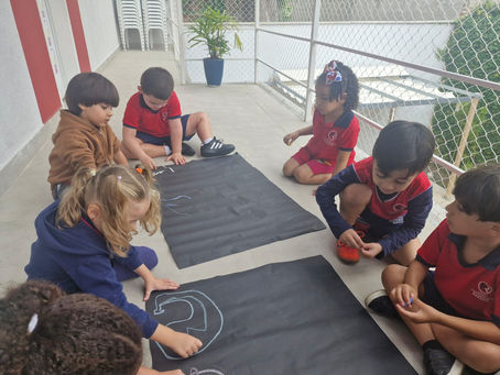 Arte Sensorial com Intencionalidade Pedagógica: A Experiência com Giz Molhado na Educação Infantil