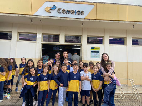 Quando a leitura ganha asas: alunos do 2º ano visitam o Correio de Patrocínio.