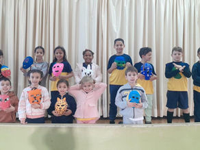 Teatro e Criatividade: Alunos do 2º Ano Vivenciam a Magia das Máscaras!