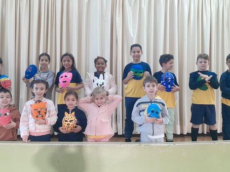 Teatro e Criatividade: Alunos do 2º Ano Vivenciam a Magia das Máscaras!
