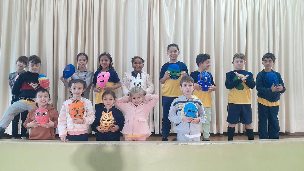 Teatro e Criatividade: Alunos do 2º Ano Vivenciam a Magia das Máscaras!