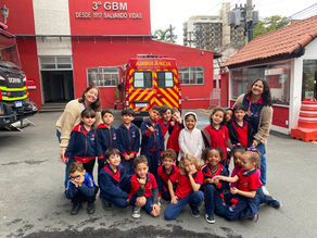 UMA VISITA CHEIA DE CORAGEM E DESCOBERTAS!Educação Infantil e 1º Ano em uma experiência especial no Corpo de Bombeiros.