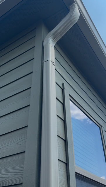 Finished exterior corner trim and siding after repainting