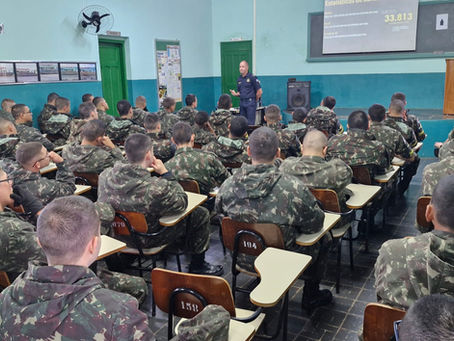 Atiradores de Araçatuba participam de palestra sobre direção defensiva durante programação do Maio Amarelo