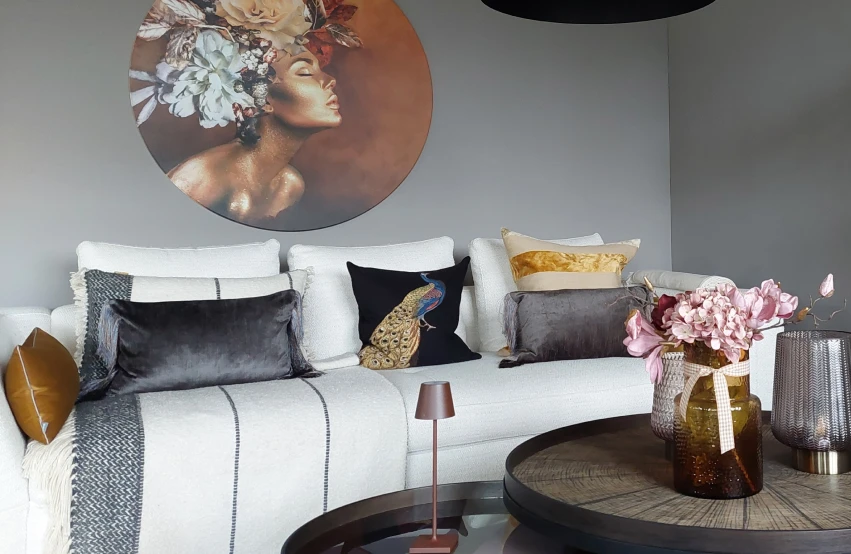 kissen auf weißer couch