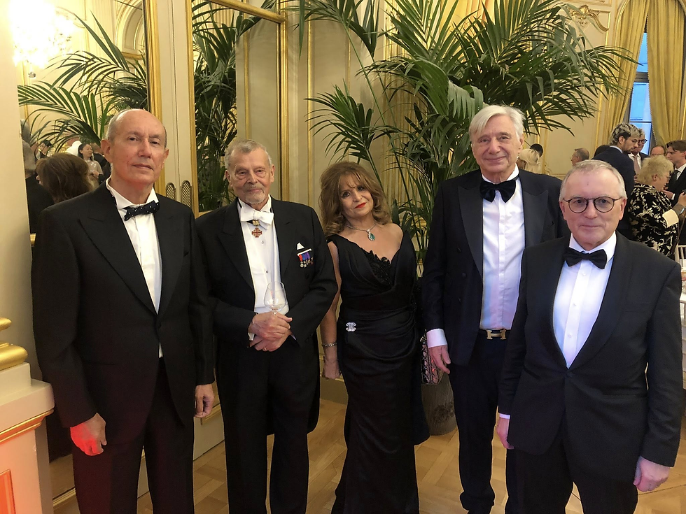 Le Consul Marc Aicardi de Saint-Paul (à G), Le Professeur Dominique Barjot, Secrétaire Perpétuel de l’Académie des Sciences d’Outre-mer (à D) intervenant lors de la soirée, ainsi que leurs deux confrères de l’Académie, M.Bonnichon, M.Richemond et Madame.