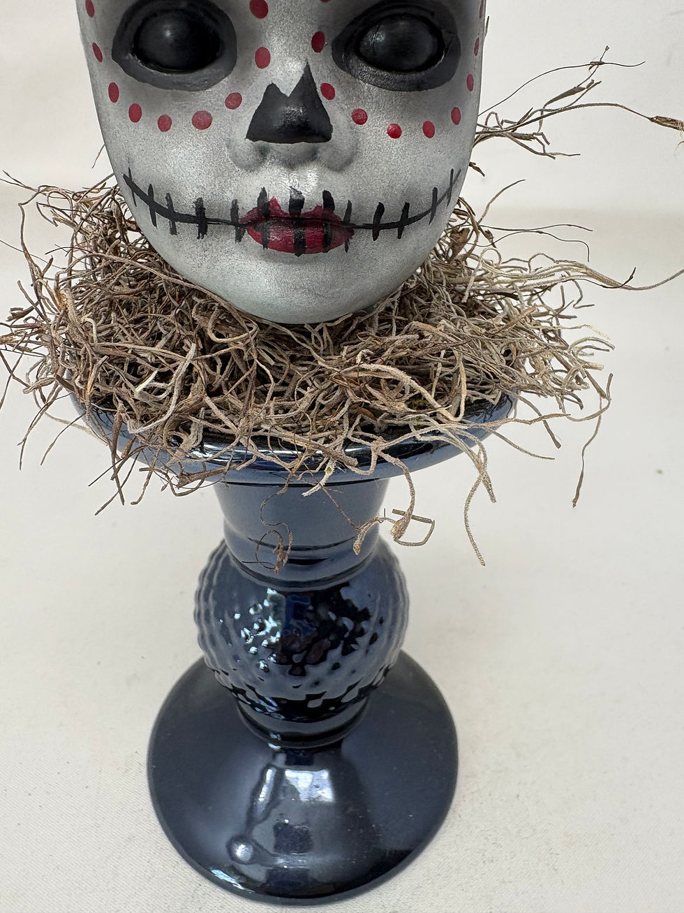 Thumbnail: Sugar Skull Creeper on Black Base