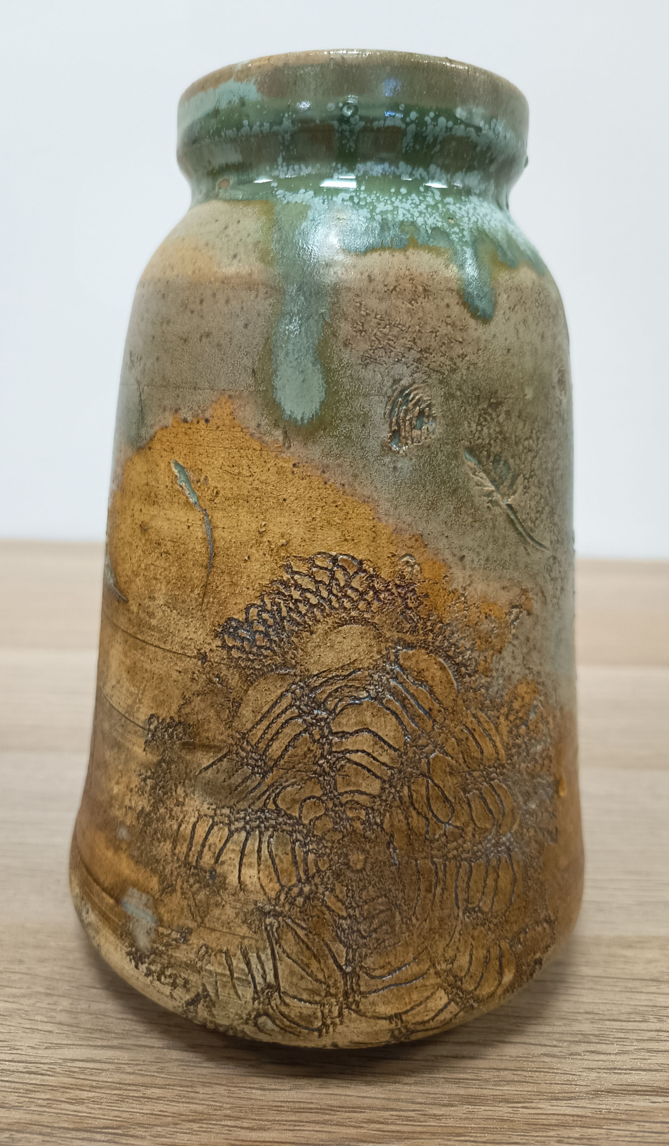 Keramická váza s motivem pavučiny 