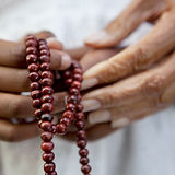Mãos que mantêm contas