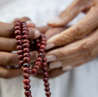 Manos sujetando un rosario