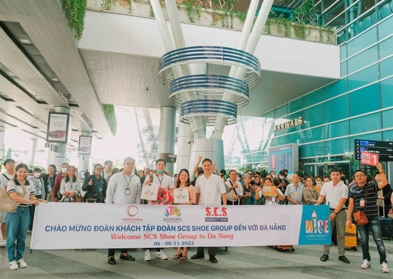 Representatives from Visit Indochina and the Danang Tourism Promotion Center officially welcome the S.C.S Shoes Group — the first 500-member MICE delegation from Thailand.