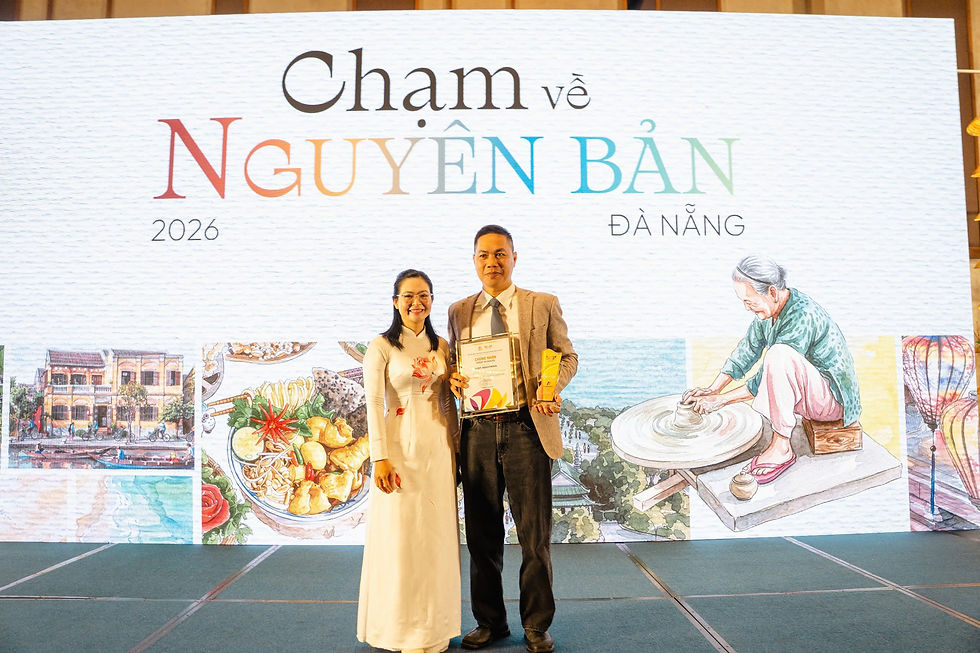 Nguyen Son Thuy, CEO of Visit Indochina, receives Da Nang MICE Tourism Award alongside a representative of the Da Nang Department of Tourism