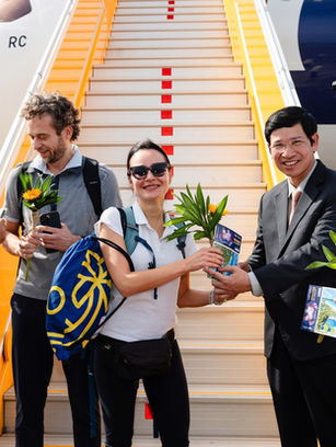 Vietnam tourism officials welcome international visitors at Phu Quoc International Airport, presenting flowers and gifts during the ceremony marking Vietnam’s 20-millionth foreign tourist arrival