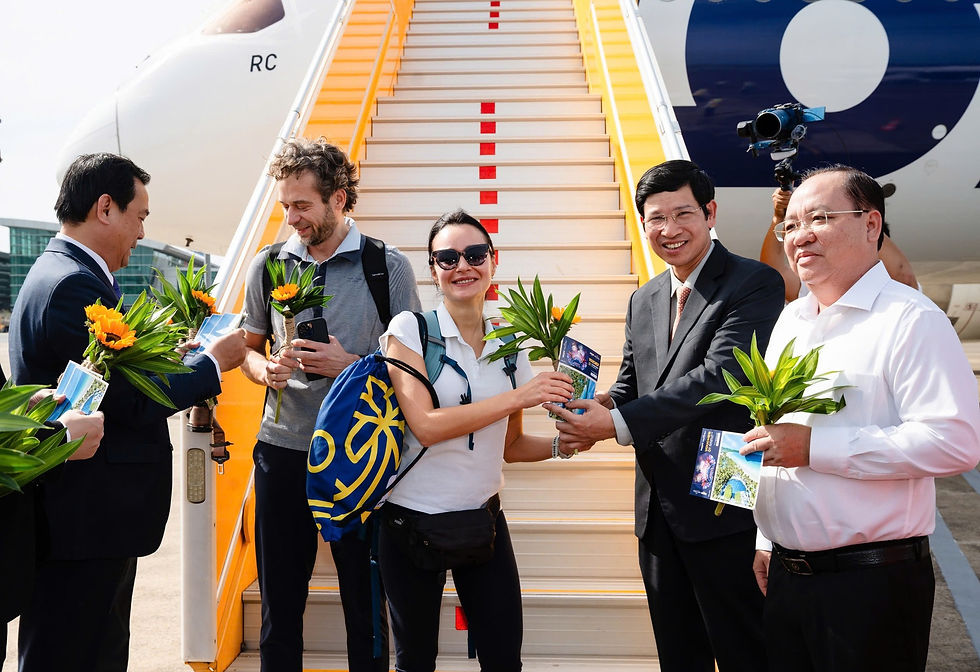 Vietnam tourism officials welcome international visitors at Phu Quoc International Airport, presenting flowers and gifts during the ceremony marking Vietnam’s 20-millionth foreign tourist arrival