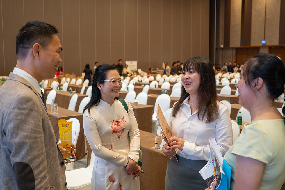 Nguyen Son Thuy, CEO of Visit Indochina, networking with representatives of the Da Nang Department of Tourism after receiving the Da Nang MICE Tourism Award