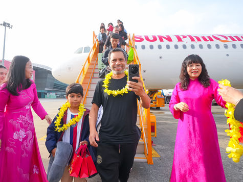 Passengers arrive in Da Nang on Sun PhuQuoc Airways inaugural Hanoi–Da Nang flight on February 25, 2026.