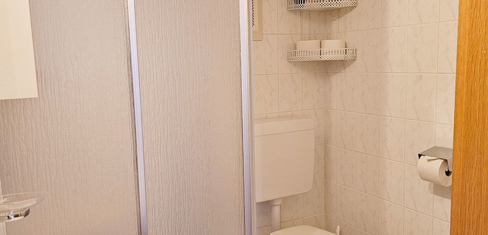 Badezimmer mit Dusche und WC