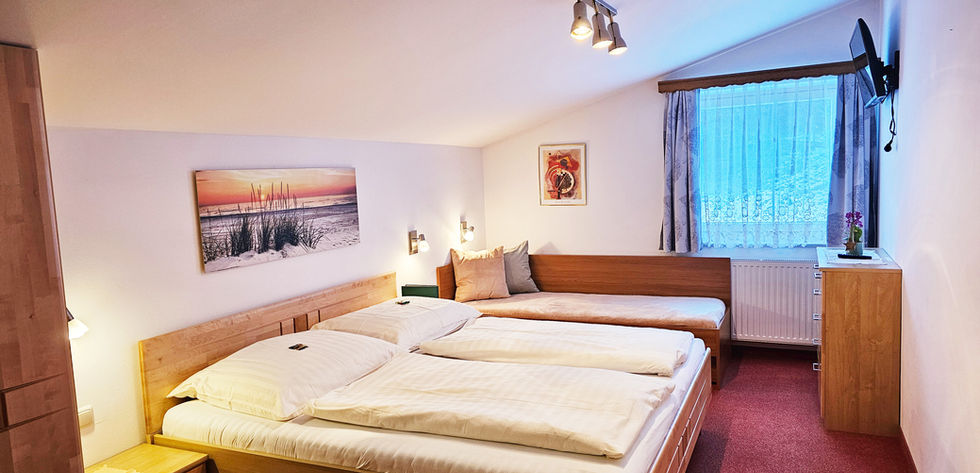 Doppelzimmer mit Blick auf den öffentlichen Spielplatz