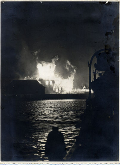 La ciudad arde por la noche sin poder co
