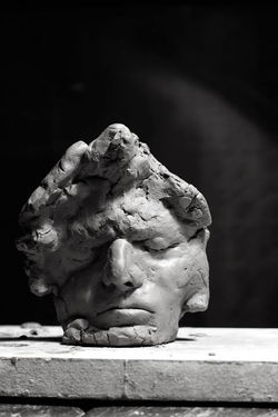 Cansado de si mesmo (foto 1)__11x11x4cm_argila_2014