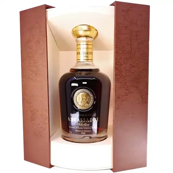Eine Flasche vom Diplomatico Ambassador Selection Cask Strength Rum in der Umverpackung.