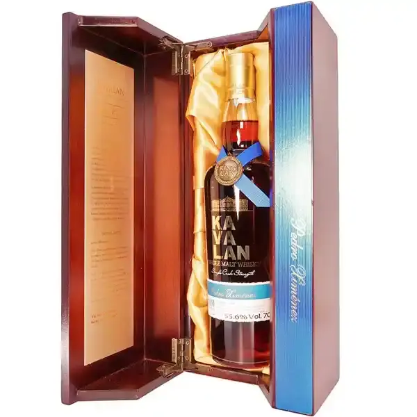 Eine Flasche Kavalan Solist Pedro Ximénez Single Malt Taiwan Whisky in der Umverpackung.
