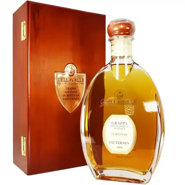Eine Flasche vom Grappa Dellavalle Botti da Sauternes in der Frontalansicht.