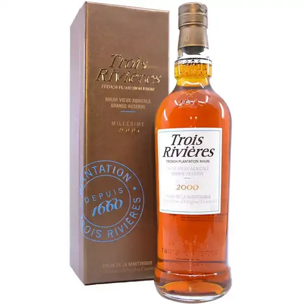 Eine Flasche vom Trois Rivières Millésime 2000 Rhum Agricole aus Martinique in der Frontalansicht.