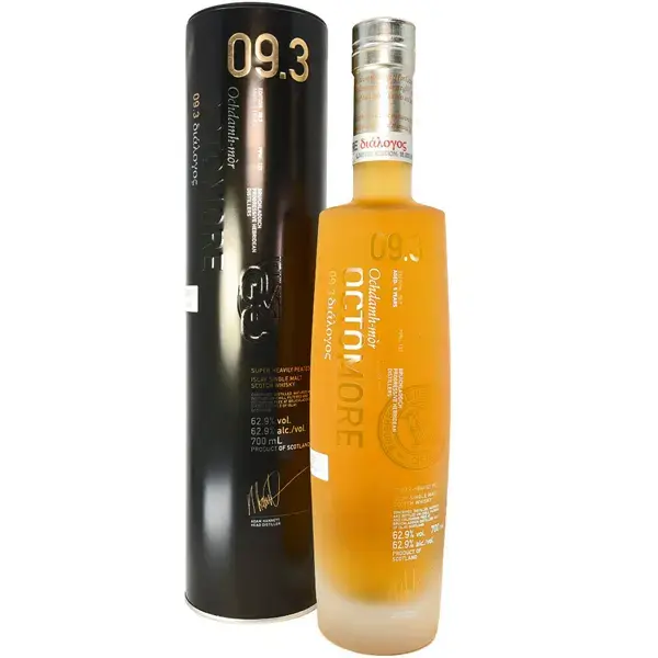 Eine Flasche Octomore 09.3 Single Malt Scotch Whisky mit 5 Jahren in der Frontalansicht.