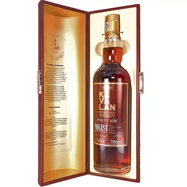 Eine Flasche Kavalan Solist Port Cask Single Malt Taiwanese Whisky in der Umverpackung.