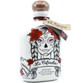 Ausdrucksstarke Tequilaflasche von La Cofradía – Ed. Catrina, Herkunft Jalisco.