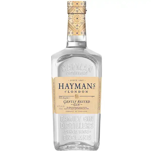 Eine Flasche vom Gently Rested Gin von Hayman's of London in der Frontalansicht.