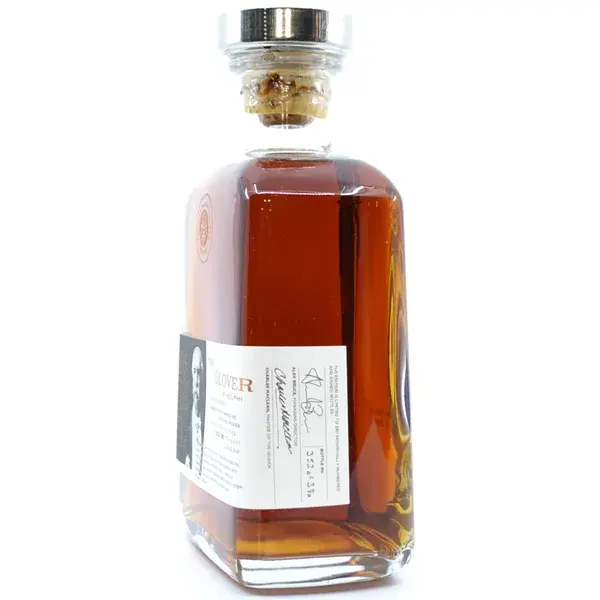 Eine Flasche The Glover Blended Malt Whisky mit 22 Jahren in der Seitenansicht.