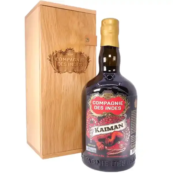 Eine Flasche Kaiman Blended Rum von Compagnie des Indes in der Frontalansicht.