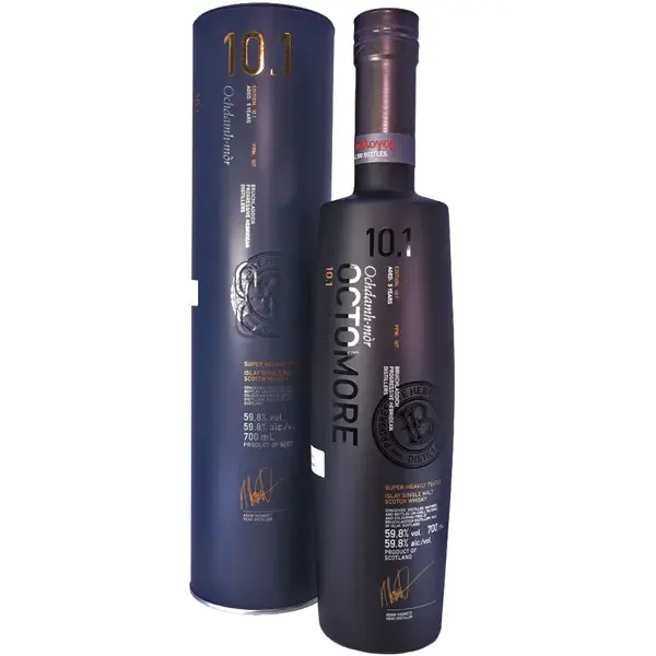 Eine Flasche Octomore 10.1 Single Malt Scotch Whisky mit 5 Jahren in der Frontalansicht.