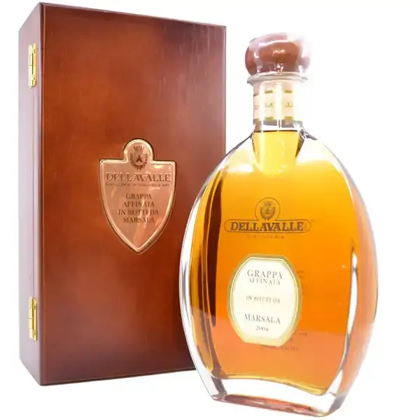Eine Flasche vom Grappa Dellavalle Botti da Marsala in der Frontalansicht.