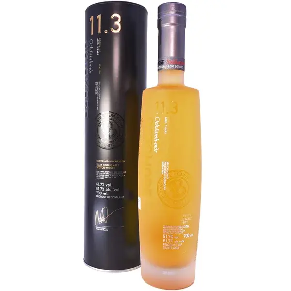 Eine Flasche Octomore 11.3 Single Malt Scotch Whisky mit 5 Jahren in der Frontalansicht.