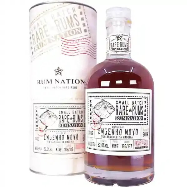 Eine Flasche Engenho Novo Rare Rum 2009 - 2019 in der Frontalansicht.