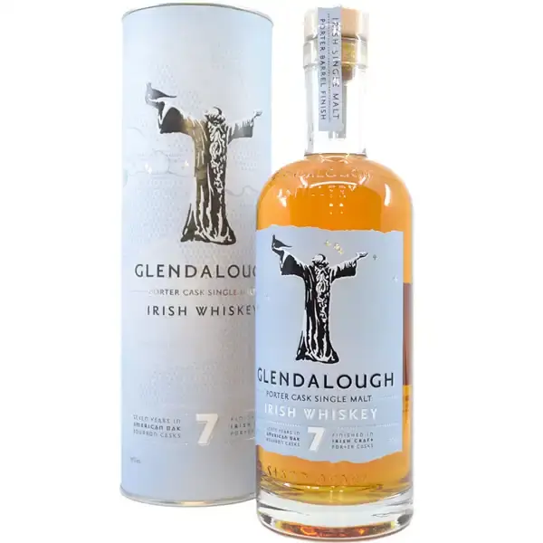 Eine Flasche Glendalough Single Malt Irish Whiskey - Porter Cask - mit 7 Jahren in der Frontalansicht.