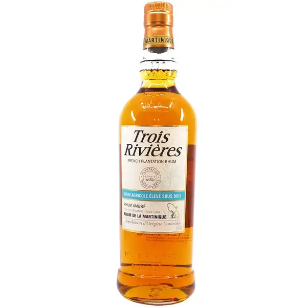 Eine Flasche vom Trois Rivières Eleve Sous Bois Ambré Rhum Agricole aus Martinique in der Frontalansicht.