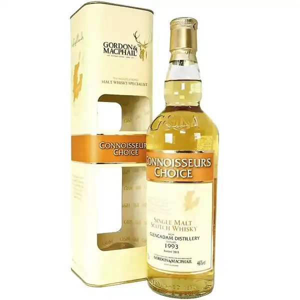 Eine Flasche Glencadam 1993 - 2015 Single Malt Scotch Whisky mit 22 Jahren in der Frontalansicht.