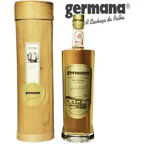 Eine Flasche vom Germana Ultra Premium Brazil Cachaça da Palha mit 8 Jahren Reifung in der Frontalansicht.