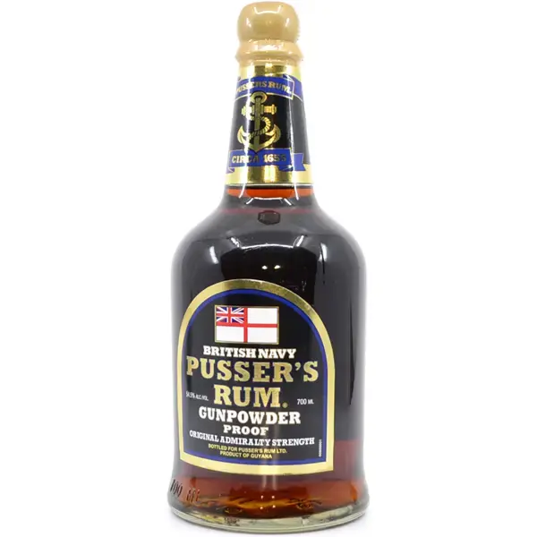 Eine Flasche vom Pusser's British Navy Gunpowder Proof Guyana Rum in der Frontalansicht.