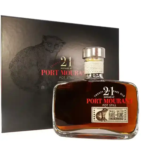 Eine Flasche Port Mourant Rare Rum 1999 - 2020 in der Frontalansicht mit Umverpackung.