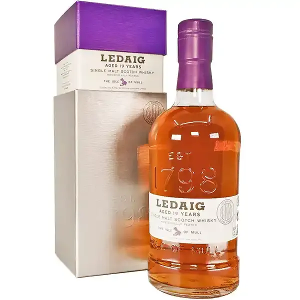 Eine Flasche Ledaig 2018 Single Malt Scotch Whisky mit 19 Jahren in der Frontalansicht.